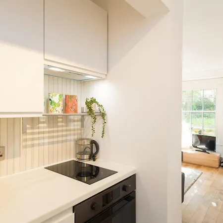 Idyllic Clifton Hideaway - Stunning Garden Flat Apartment