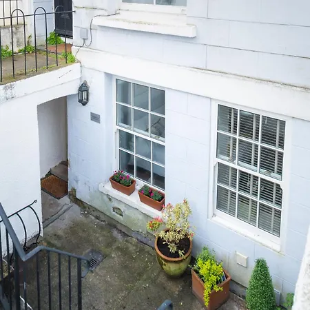Апартаменты Idyllic Clifton Hideaway - Stunning Garden Flat *