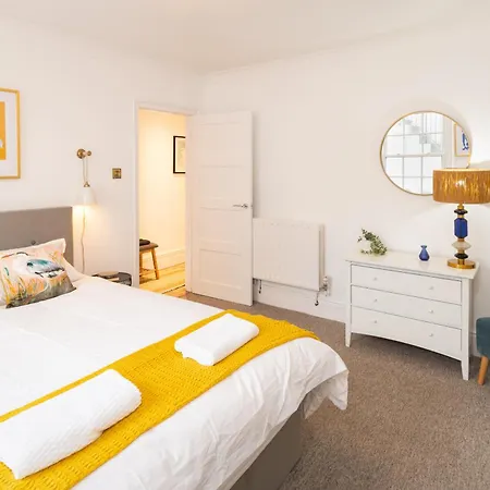 Idyllic Clifton Hideaway - Stunning Garden Flat