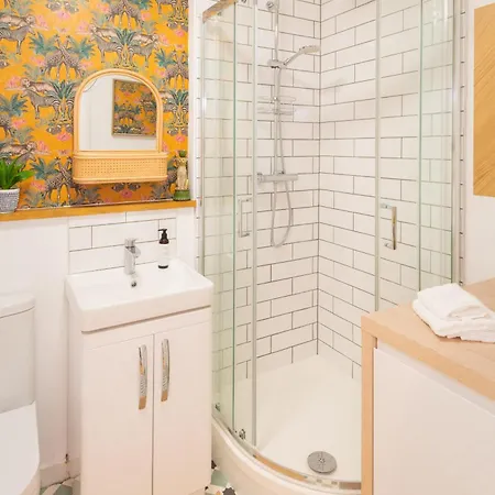 Idyllic Clifton Hideaway - Stunning Garden Flat *