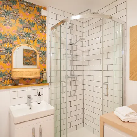 Idyllic Clifton Hideaway - Stunning Garden Flat Apartment Bristol