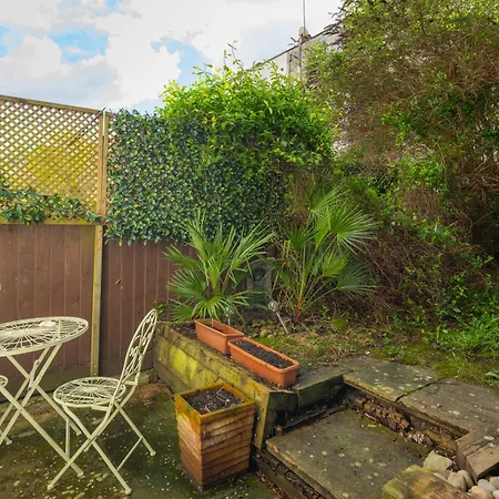Idyllic Clifton Hideaway - Stunning Garden Flat *