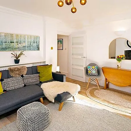 Idyllic Clifton Hideaway - Stunning Garden Flat Apartment