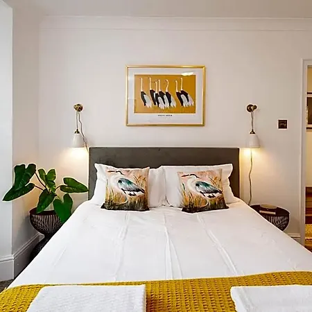 Idyllic Clifton Hideaway - Stunning Garden Flat