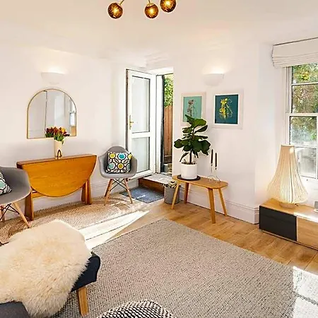 Idyllic Clifton Hideaway - Stunning Garden Flat