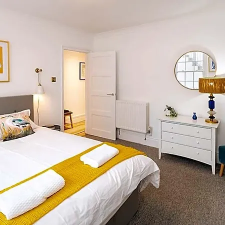 Idyllic Clifton Hideaway - Stunning Garden Flat Apartment *