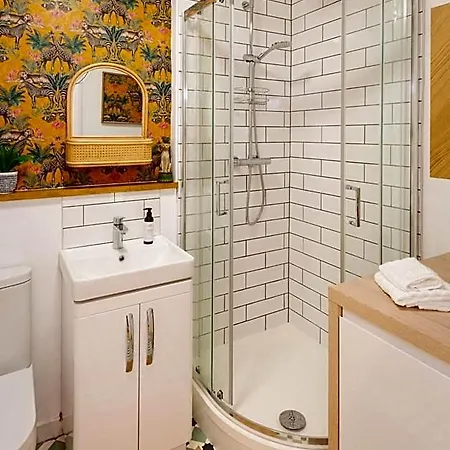 Idyllic Clifton Hideaway - Stunning Garden Flat