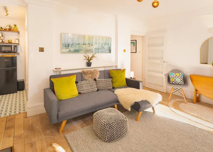 Idyllic Clifton Hideaway - Stunning Garden Flat Apartment *