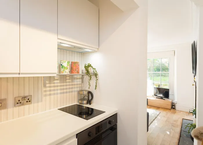 Idyllic Clifton Hideaway - Stunning Garden Flat Apartment