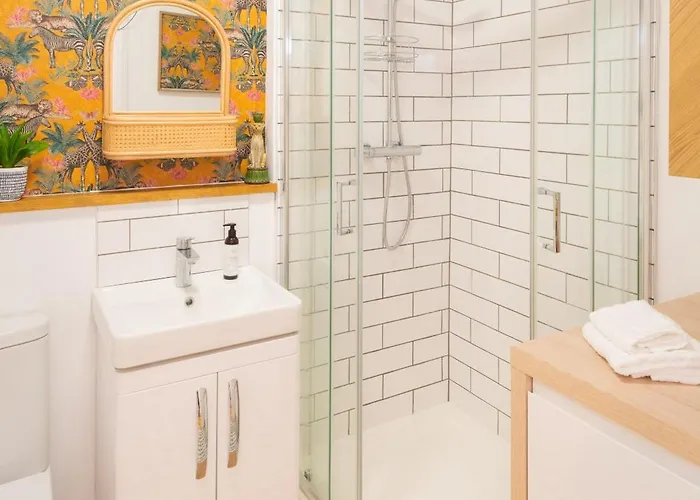 Idyllic Clifton Hideaway - Stunning Garden Flat *