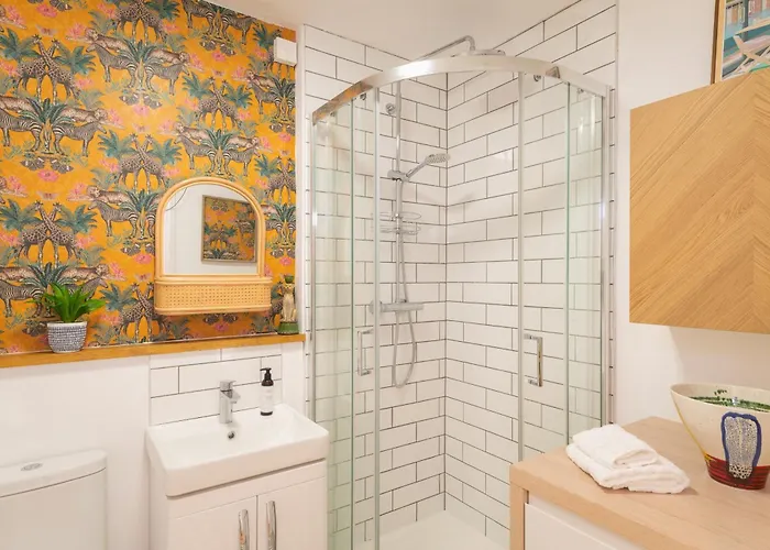 Idyllic Clifton Hideaway - Stunning Garden Flat Apartment Bristol