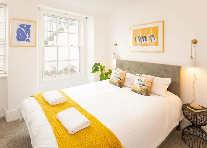 Idyllic Clifton Hideaway - Stunning Garden Flat Apartment