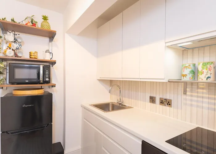 Idyllic Clifton Hideaway - Stunning Garden Flat Apartment Bristol