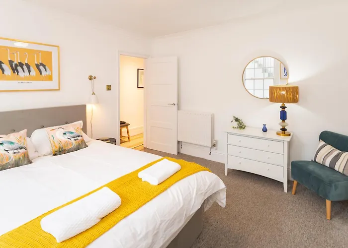 Idyllic Clifton Hideaway - Stunning Garden Flat