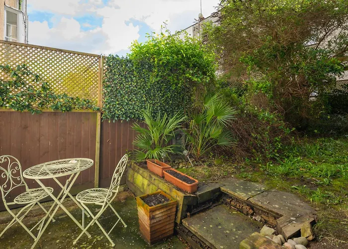 Idyllic Clifton Hideaway - Stunning Garden Flat *